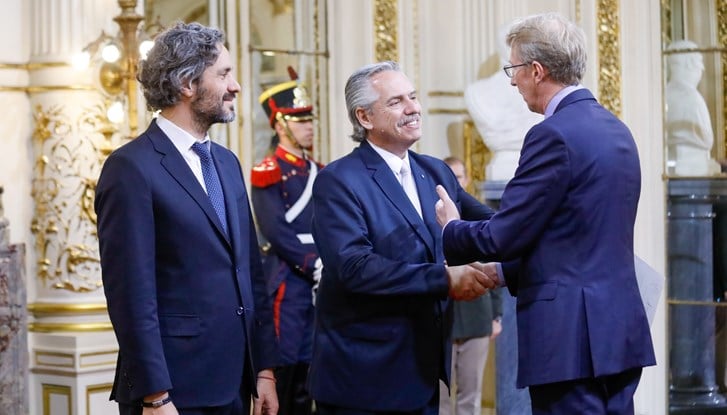 Ambassadör Torsten Ericsson hälsar på Argentinas president Alberto Fernandez. Bredvid står utrikesminister Santiago Cafiero.