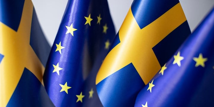 Svenska flaggan och EU-flaggan