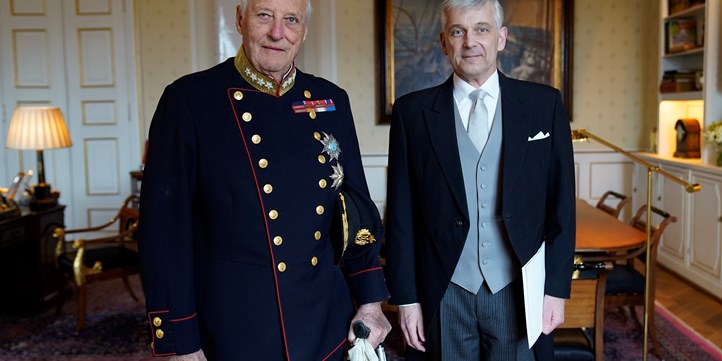 H.M. Kung Harald V av Norge, med ambassadör Mikael Eriksson.